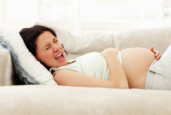 Mẹ bầu bị đau bụng dữ dội là dấu hiệu của hiện tượng bong rau thai