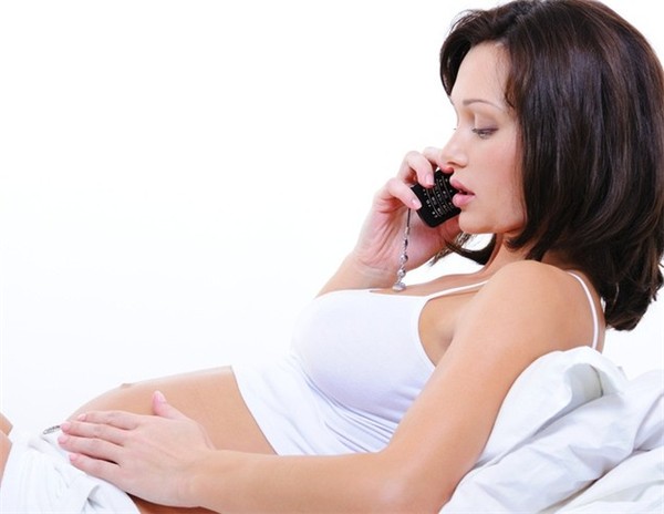 Khi nằm nghỉ dưỡng thai mẹ bầu không nên dùng điện thoại