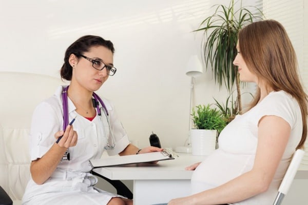 Mẹ bầu nên đi gặp bác sỹ để có pháp đồ điều trị hiện tượng túi thai méo
